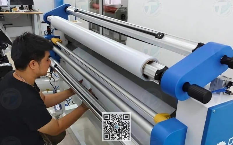 Nhân viên kỹ thuật lắp đặt máy tại Phát Triển Trung Việt